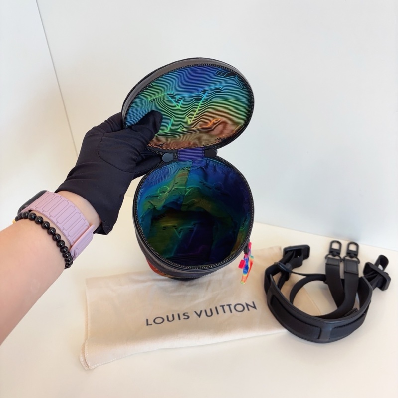 【98新🆕】 LV  2054 Expandable 炫彩水桶包 秀款圓筒包斜挎包-7