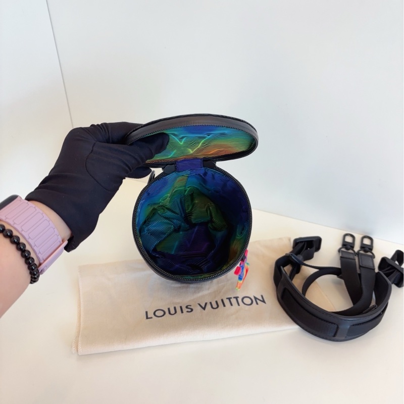 【98新🆕】 LV  2054 Expandable 炫彩水桶包 秀款圓筒包斜挎包-8