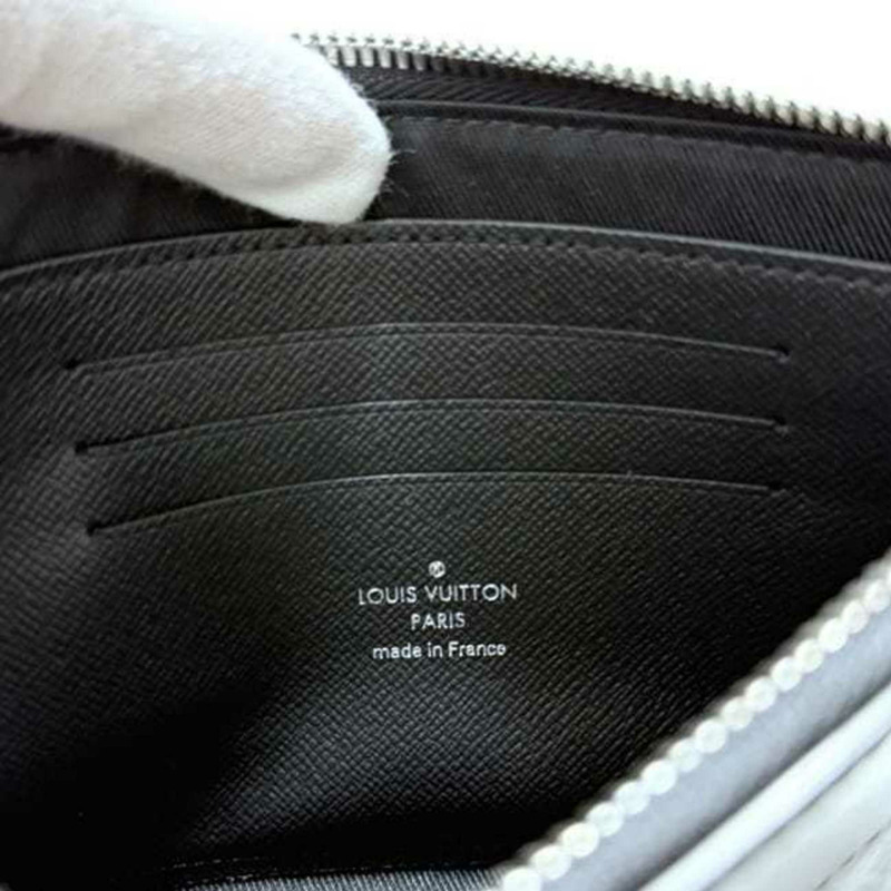 路易威登 Discovery PM 手拿包 (ec-24726)，黑色，Monogram Eclipse 帆布和皮革 (M44323) (SP0139)。這款橫向手拿包配有黑色 D 形環，可收納存摺和卡片。-5