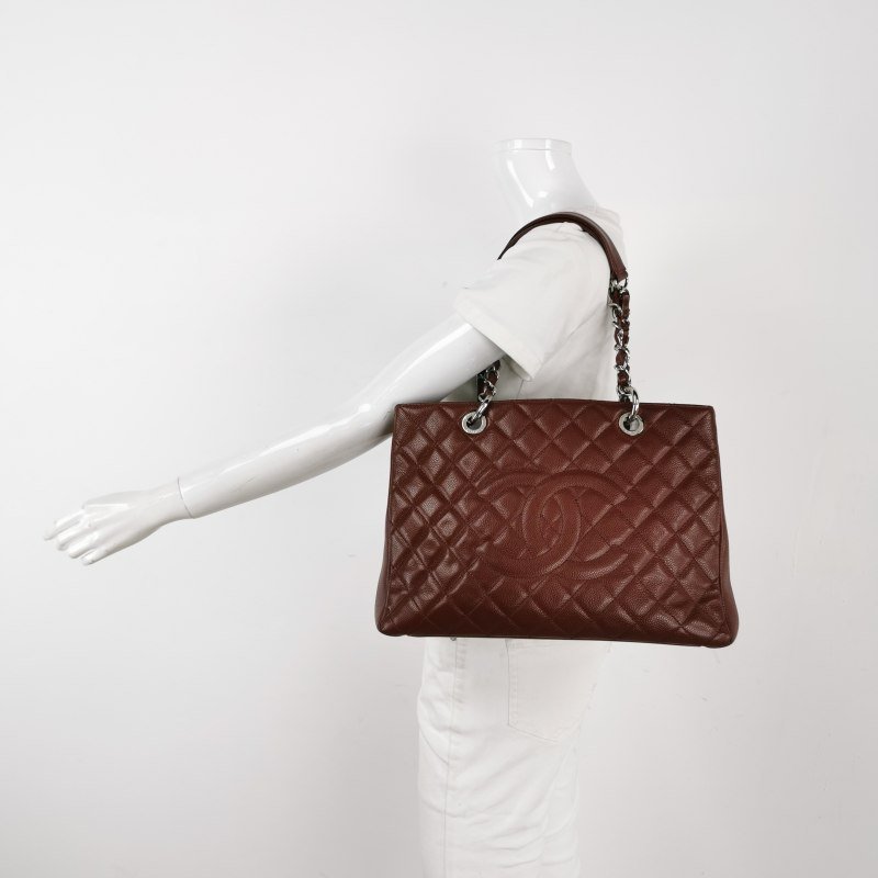 Chanel GST系列中號牛皮菱格絎縫雙C壓紋單肩包-1