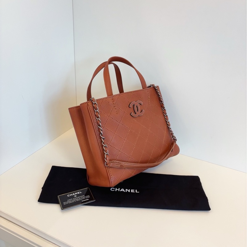 【98新🆕】Chanel 楓葉🍁焦糖琺瑯雙C公文托特包 牛皮菱格手提單肩包-1
