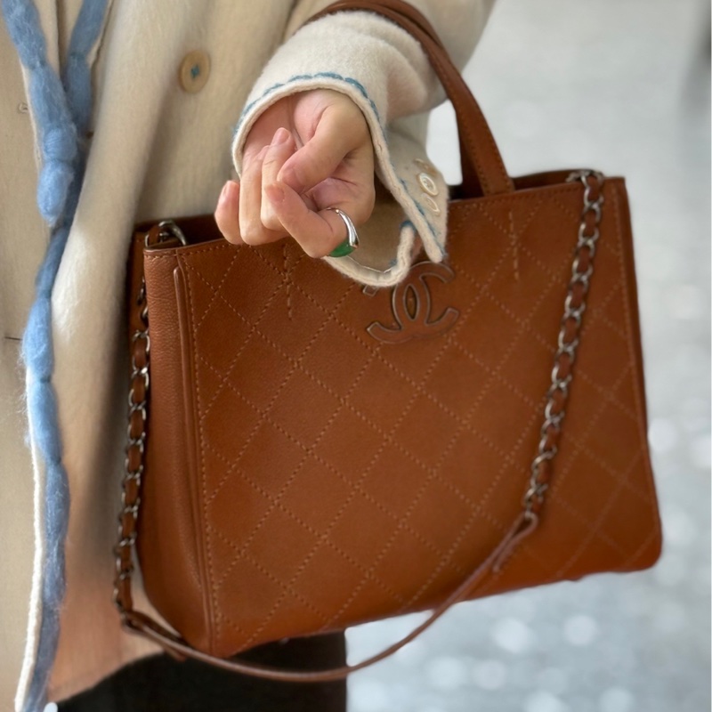 【98新🆕】Chanel 楓葉🍁焦糖琺瑯雙C公文托特包 牛皮菱格手提單肩包-3