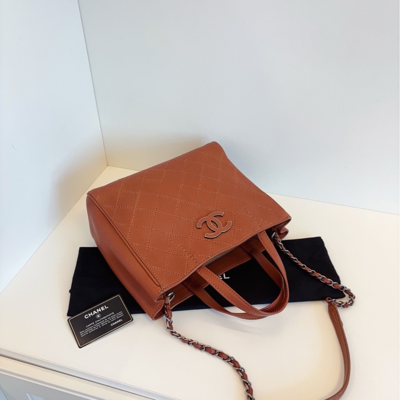 【98新🆕】Chanel 楓葉🍁焦糖琺瑯雙C公文托特包 牛皮菱格手提單肩包-4