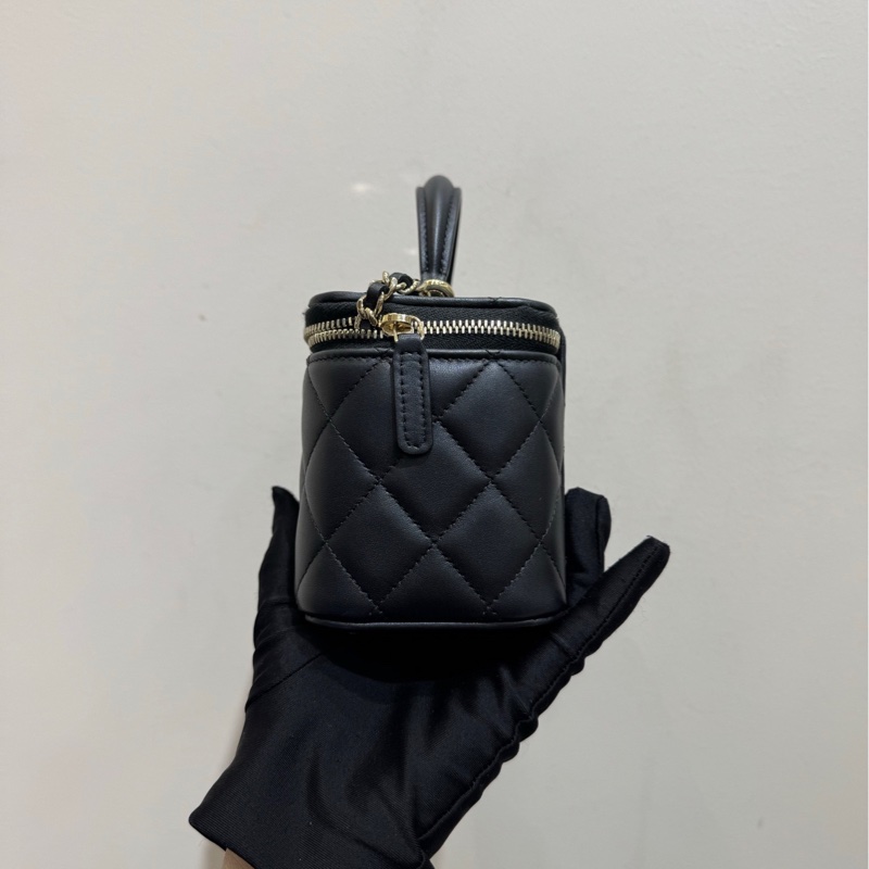 【99❤️全套有票】Chanel 24A黑金羊皮手柄長盒子包 化妝盒款手提斜挎包-3