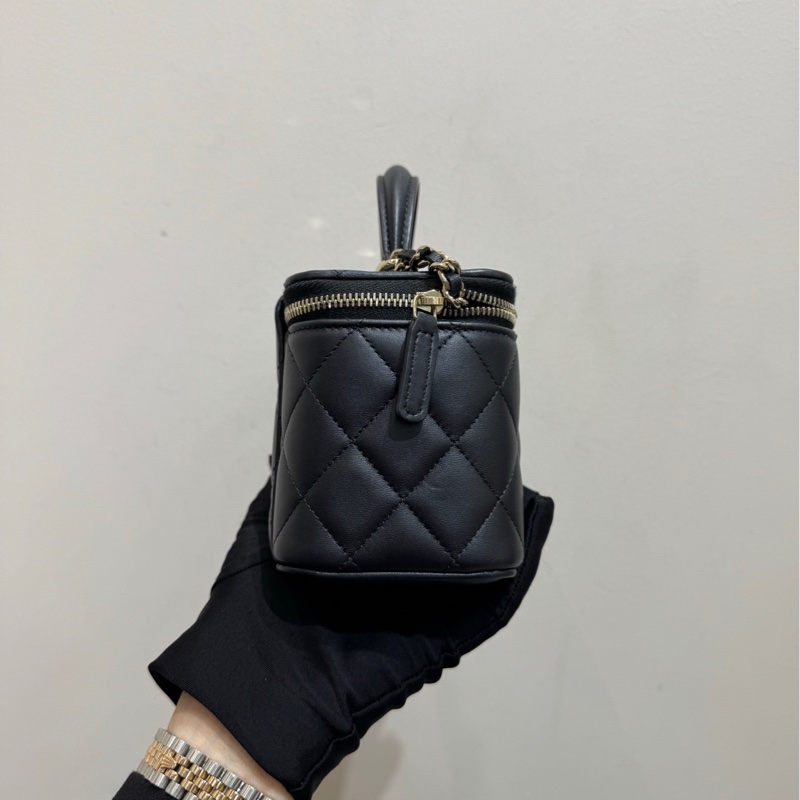 【99❤️全套有票】Chanel 24A黑金羊皮手柄長盒子包 化妝盒款手提斜挎包-4