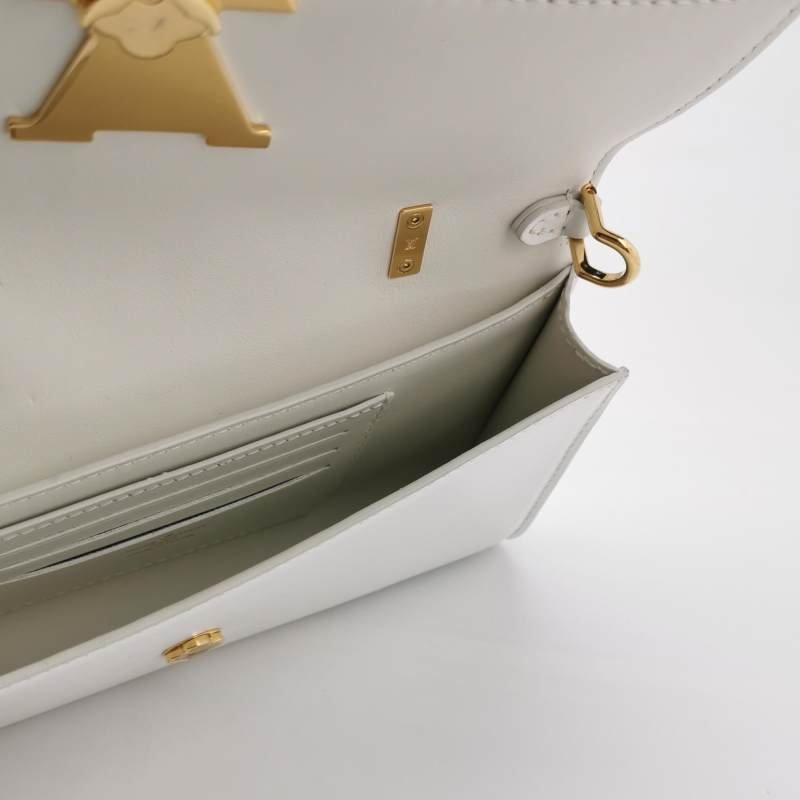 Louis Vuitton(LV)Capucines牛皮純色金屬LV搭扣斜挎包單肩包芯片款-6