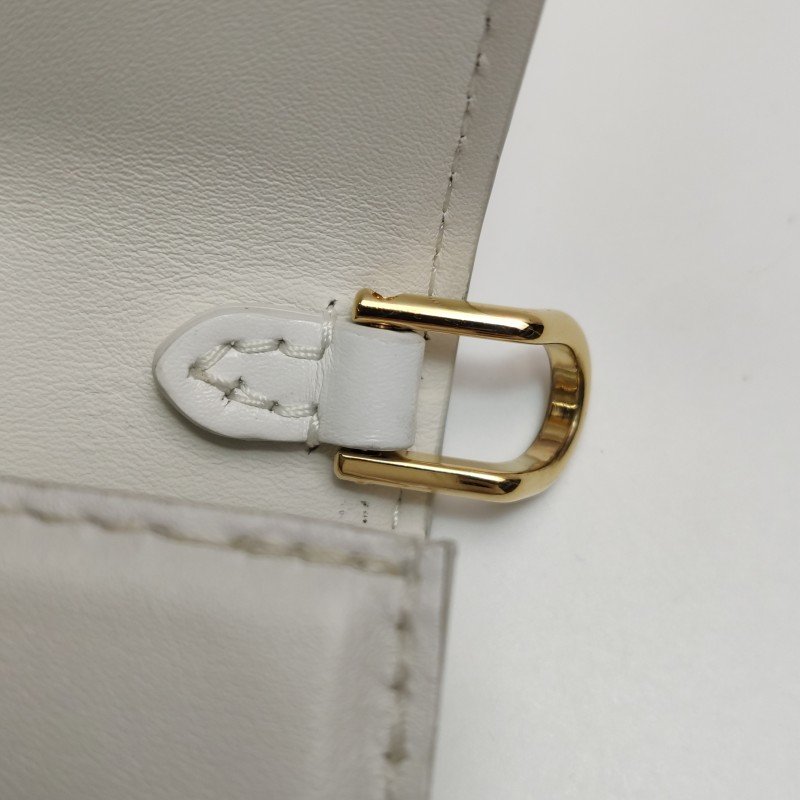 Louis Vuitton(LV)Capucines牛皮純色金屬LV搭扣斜挎包單肩包芯片款-10