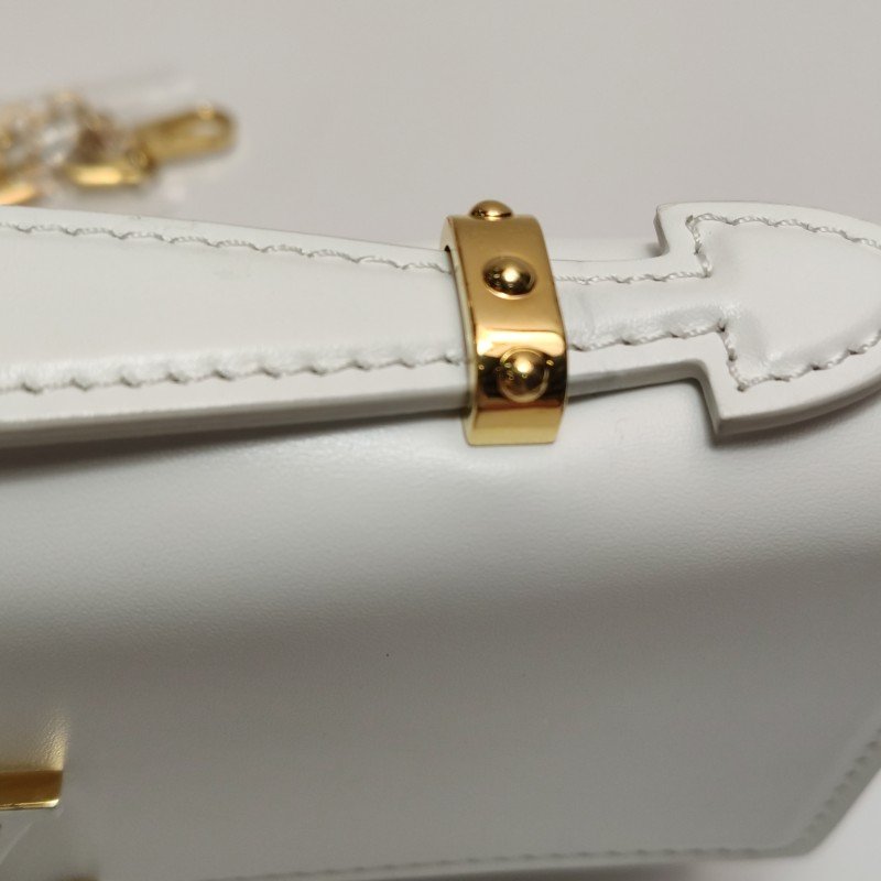 Louis Vuitton(LV)Capucines牛皮純色金屬LV搭扣斜挎包單肩包芯片款-11