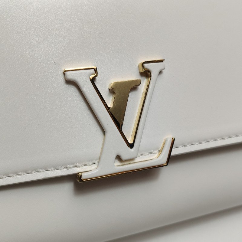 Louis Vuitton(LV)Capucines牛皮純色金屬LV搭扣斜挎包單肩包芯片款-12