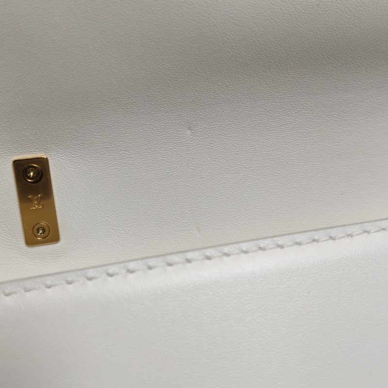 Louis Vuitton(LV)Capucines牛皮純色金屬LV搭扣斜挎包單肩包芯片款-13