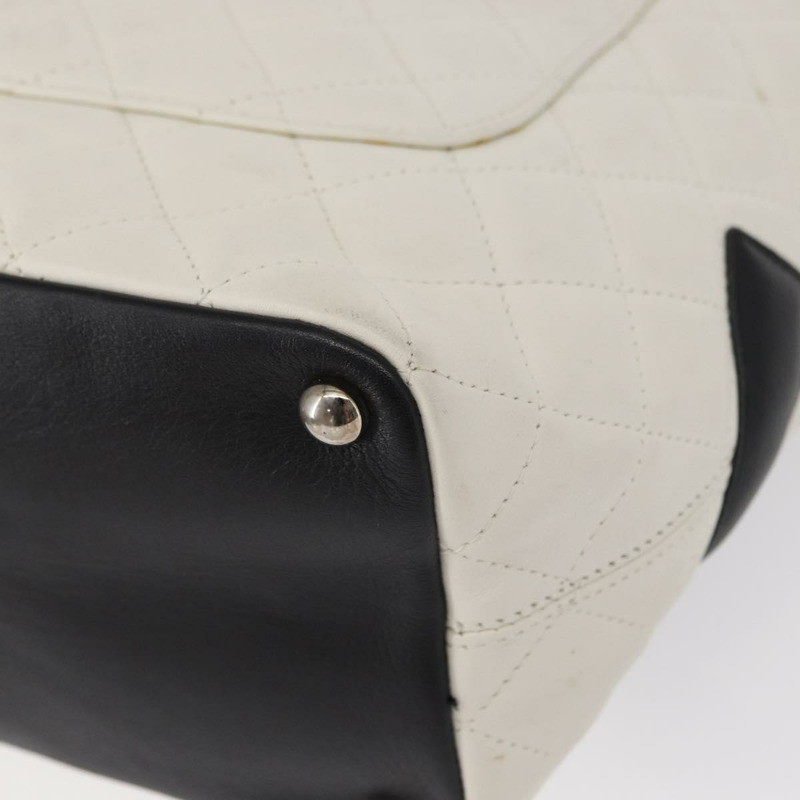 【日本直送】香奈兒 (CHANEL) 絎縫中型 Cambon 系列手提包，小牛皮材質，白色/黑色，CC 標誌，正品編號 156639V-19