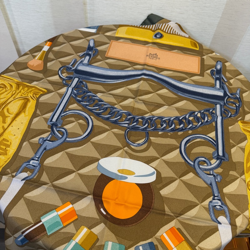 Hermes 卡其底綠邊Beaute Composee方型絲巾H00409-0