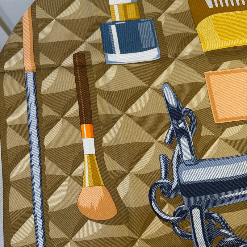 Hermes 卡其底綠邊Beaute Composee方型絲巾H00409-1