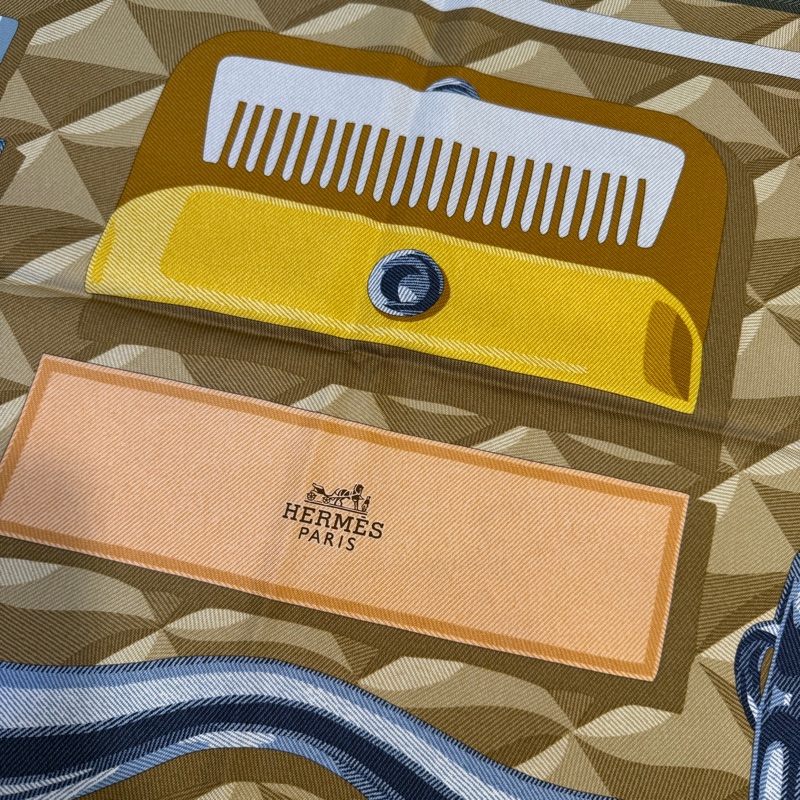 Hermes 卡其底綠邊Beaute Composee方型絲巾H00409-2