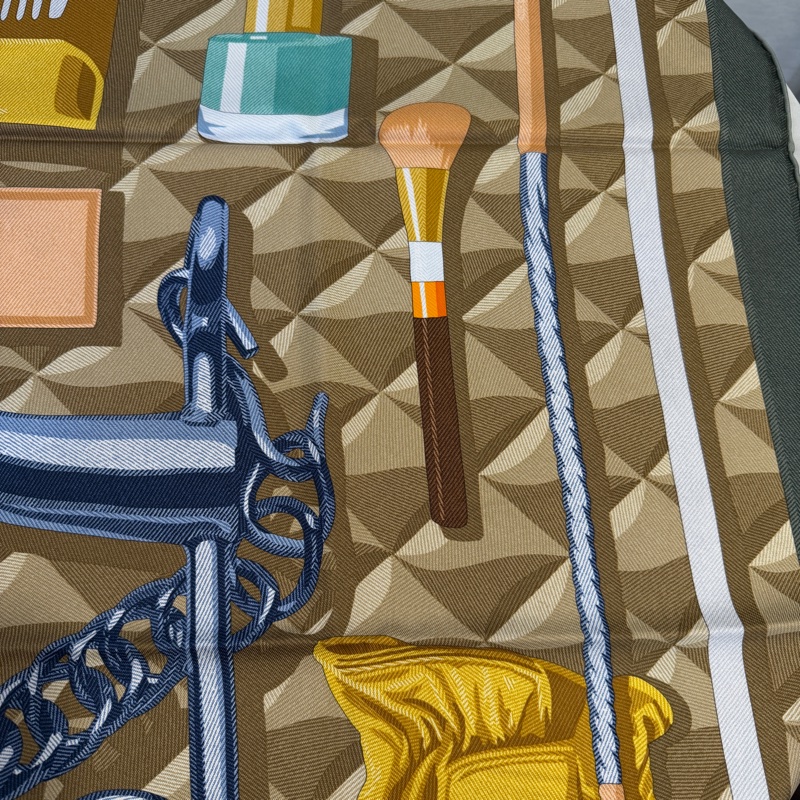 Hermes 卡其底綠邊Beaute Composee方型絲巾H00409-3