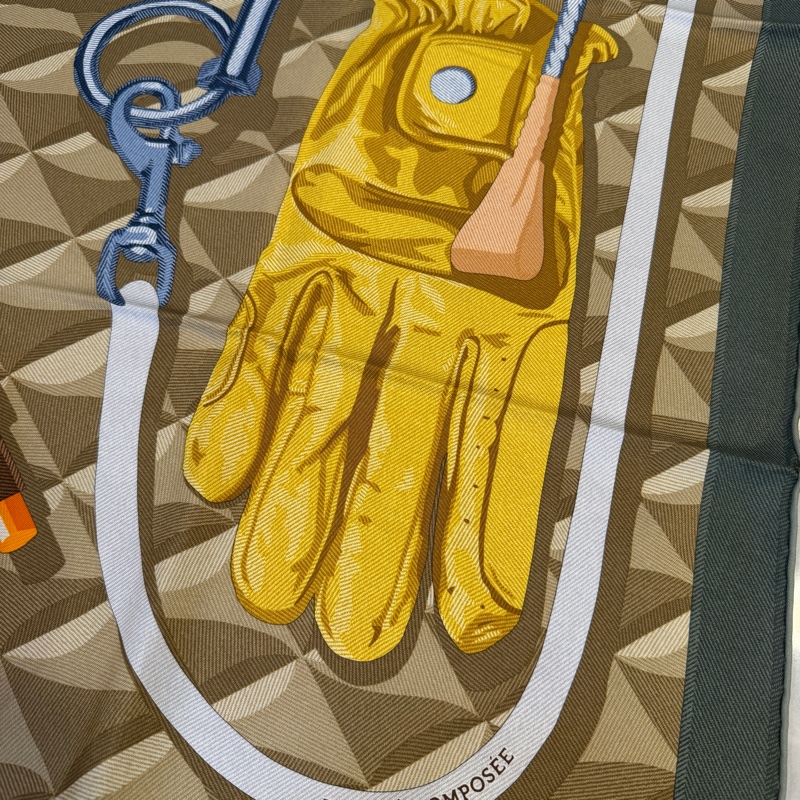 Hermes 卡其底綠邊Beaute Composee方型絲巾H00409-4