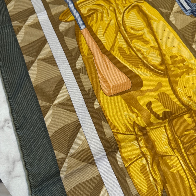 Hermes 卡其底綠邊Beaute Composee方型絲巾H00409-5