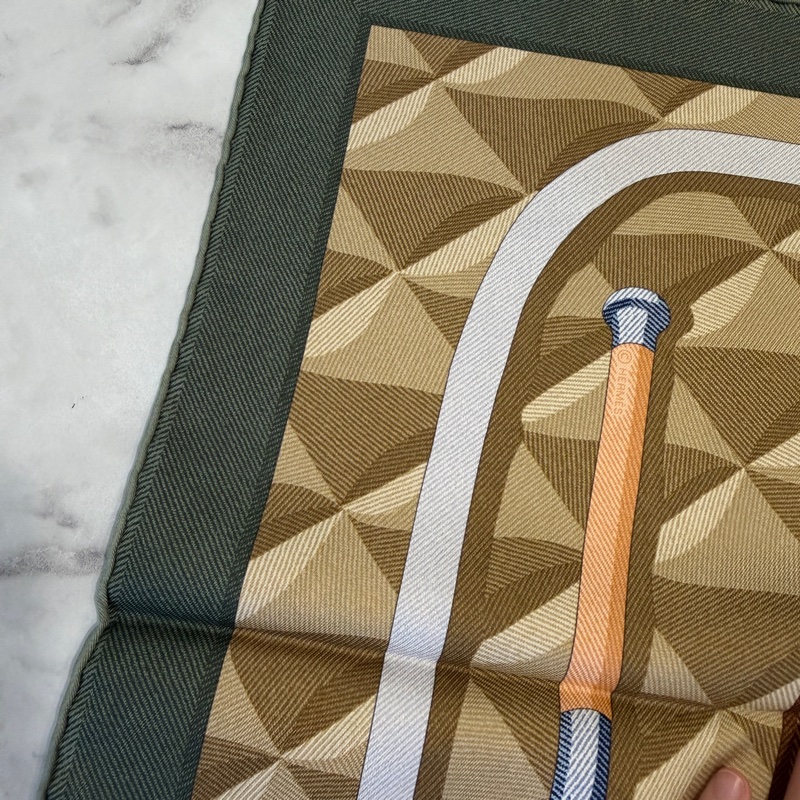 Hermes 卡其底綠邊Beaute Composee方型絲巾H00409-6