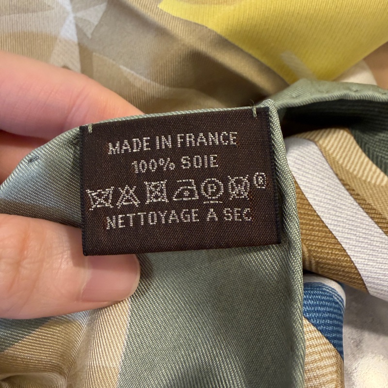 Hermes 卡其底綠邊Beaute Composee方型絲巾H00409-7