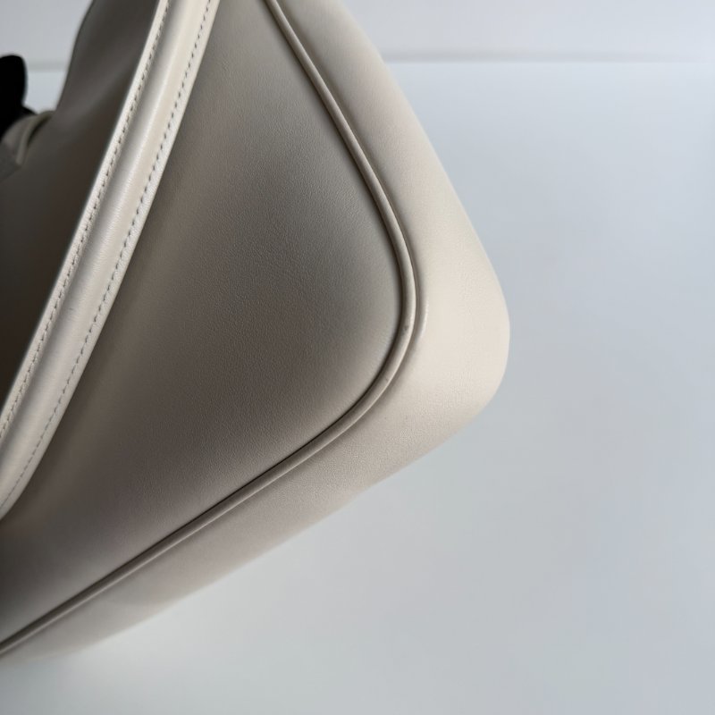 98新🫰🏻 Celine 瑟琳 Camille 16 Soft Bag腋下包 白色金釦-8