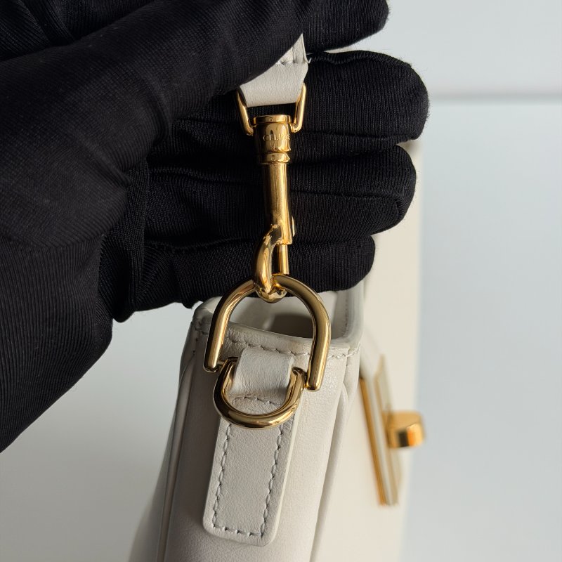 98新🫰🏻 Celine 瑟琳 Camille 16 Soft Bag腋下包 白色金釦-16