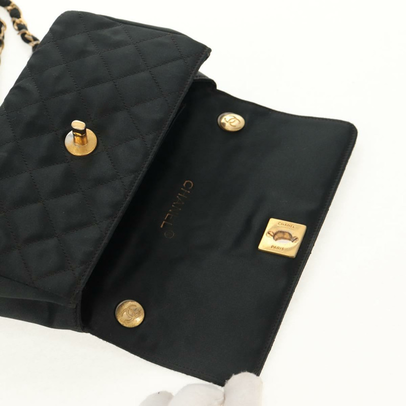 【日本直送】香奈兒 (CHANEL) 菱格紋鏈條肩背包，緞面黑色，金色雙C標誌，貨號 142989V-19