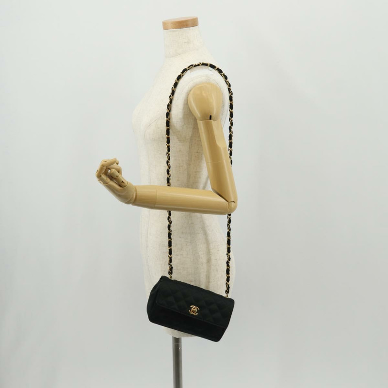 【日本直送】香奈兒 (CHANEL) 菱格紋鏈條肩背包，緞面黑色，金色雙C標誌，貨號 142989V-26