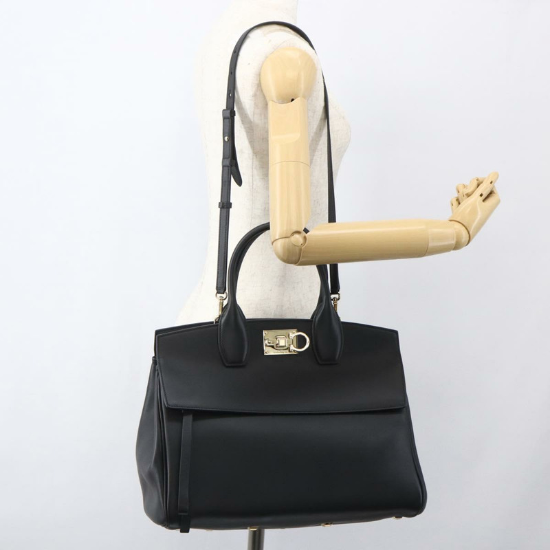 【日本直送】Salvatore Ferragamo Gancini 手提包 皮革 2way 黑色金色 正品 gh1393V-26