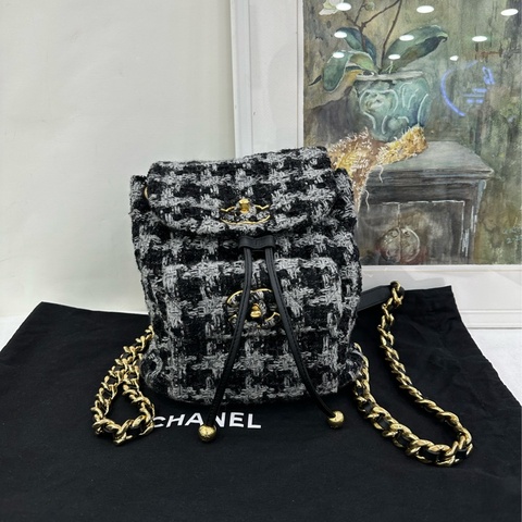 Chanel香奈兒22K秀duma黑白千鳥格粗呢雙肩包，小巧耐用的包包，很有秋冬氛圍感