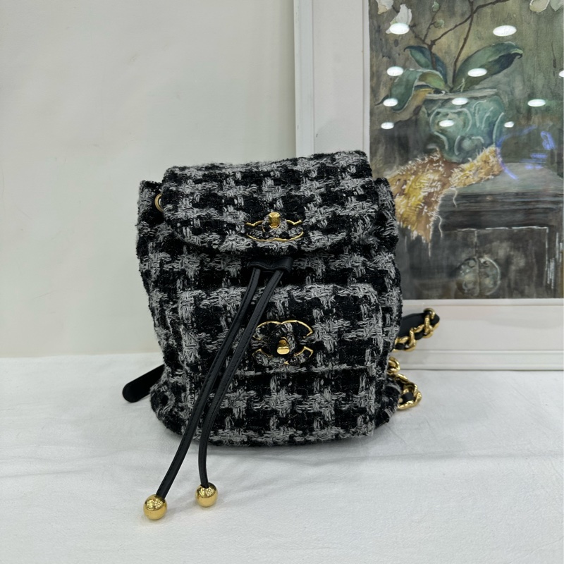 Chanel香奈兒22K秀duma黑白千鳥格粗呢雙肩包，小巧耐用的包包，很有秋冬氛圍感-1