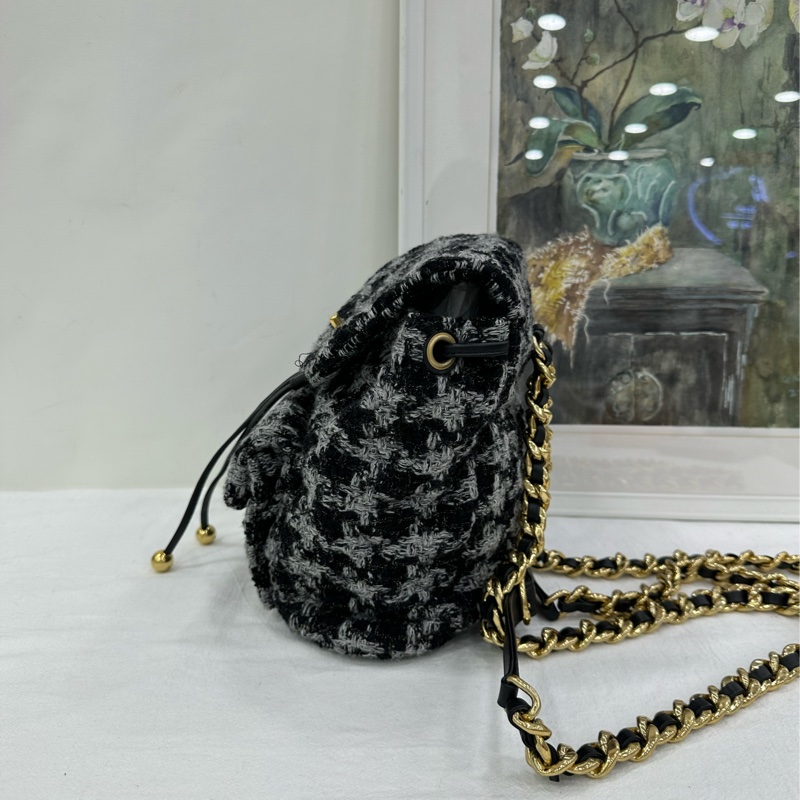 Chanel香奈兒22K秀duma黑白千鳥格粗呢雙肩包，小巧耐用的包包，很有秋冬氛圍感-4