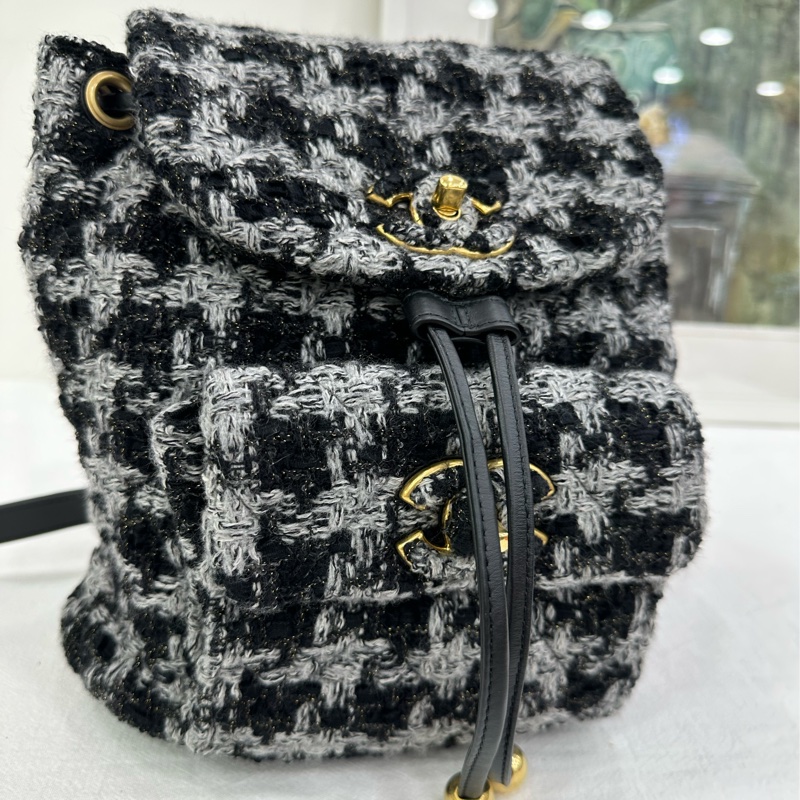 Chanel香奈兒22K秀duma黑白千鳥格粗呢雙肩包，小巧耐用的包包，很有秋冬氛圍感-6
