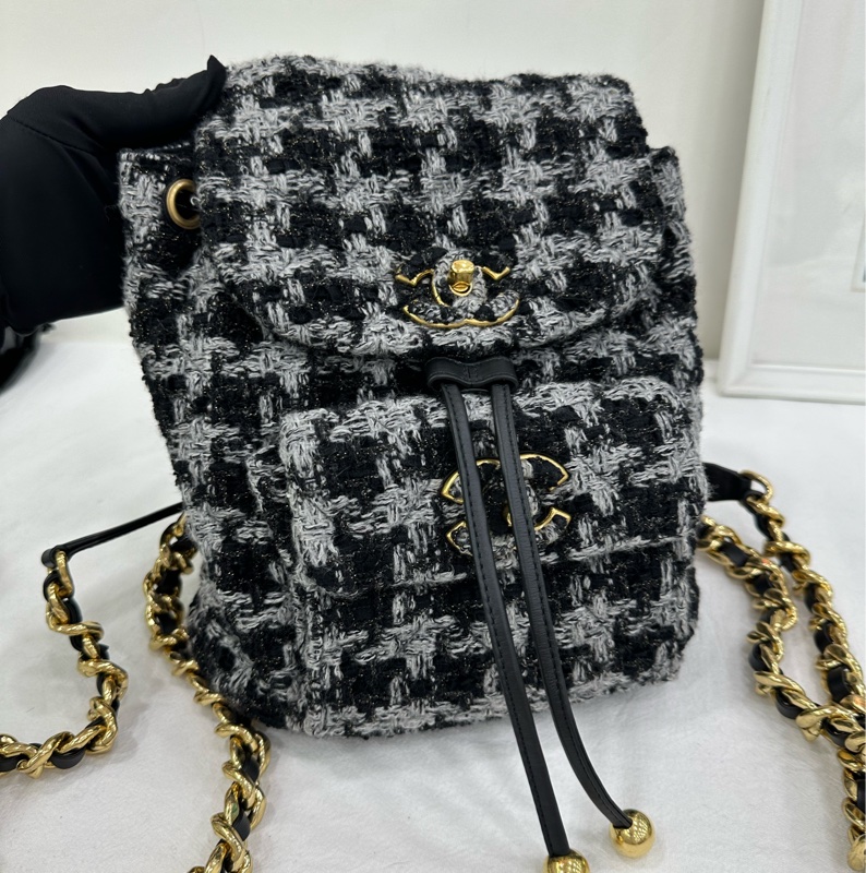 Chanel香奈兒22K秀duma黑白千鳥格粗呢雙肩包，小巧耐用的包包，很有秋冬氛圍感-7