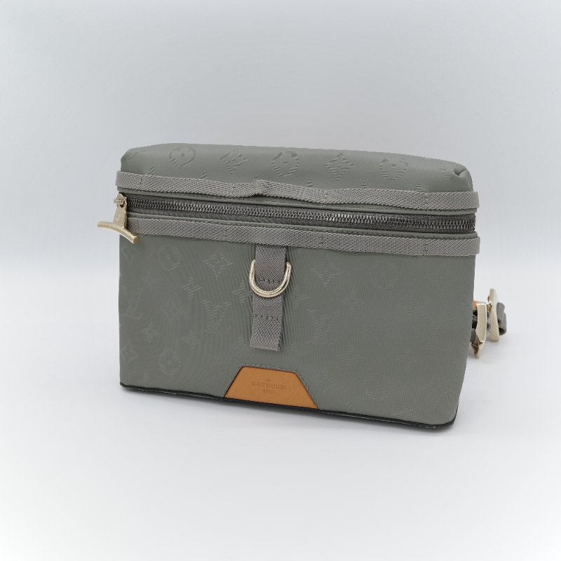 （2018 限量款♥️）Louis Vuitton 路易威登  Monogram Titanium Messenger 郵差包 PM 小型 銀灰色 帆布 斜背包 肩背包-2