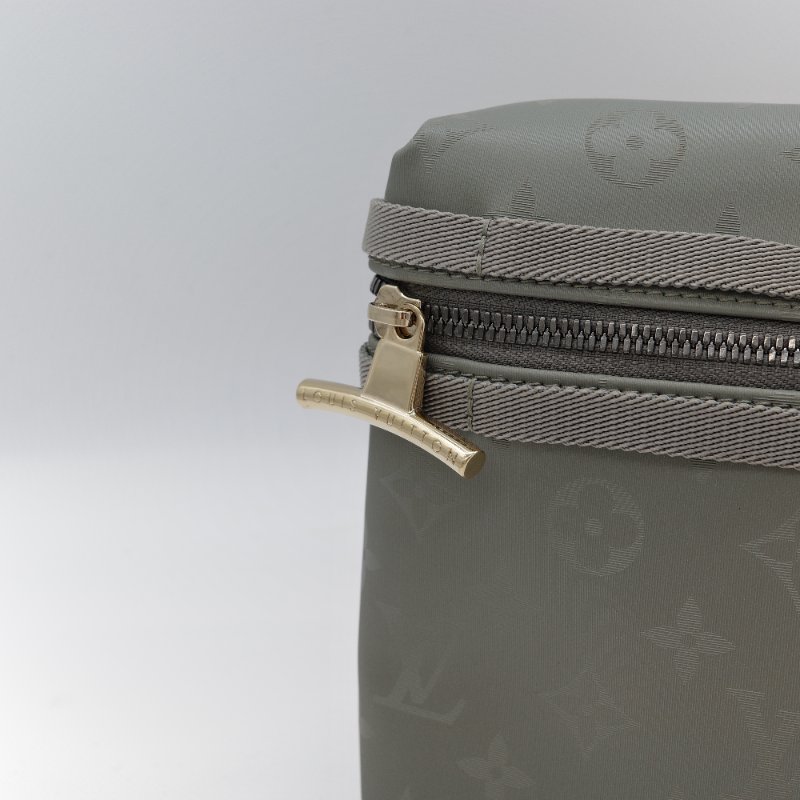 （2018 限量款♥️）Louis Vuitton 路易威登  Monogram Titanium Messenger 郵差包 PM 小型 銀灰色 帆布 斜背包 肩背包-4