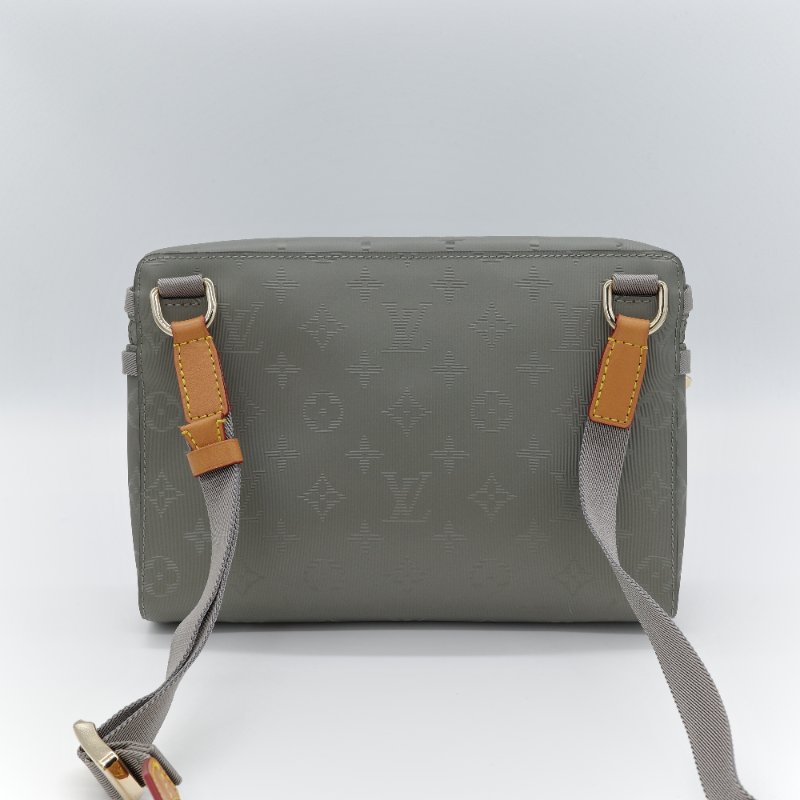 （2018 限量款♥️）Louis Vuitton 路易威登  Monogram Titanium Messenger 郵差包 PM 小型 銀灰色 帆布 斜背包 肩背包-5