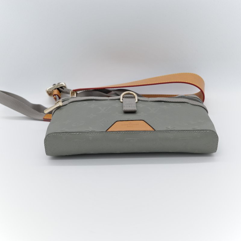 （2018 限量款♥️）Louis Vuitton 路易威登  Monogram Titanium Messenger 郵差包 PM 小型 銀灰色 帆布 斜背包 肩背包-6