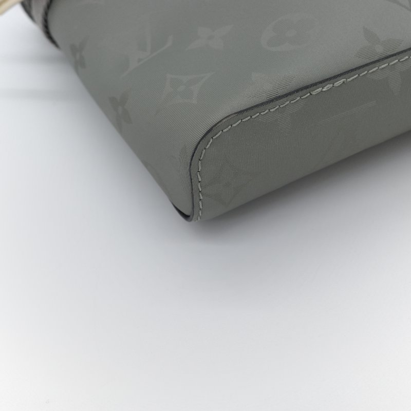 （2018 限量款♥️）Louis Vuitton 路易威登  Monogram Titanium Messenger 郵差包 PM 小型 銀灰色 帆布 斜背包 肩背包-7