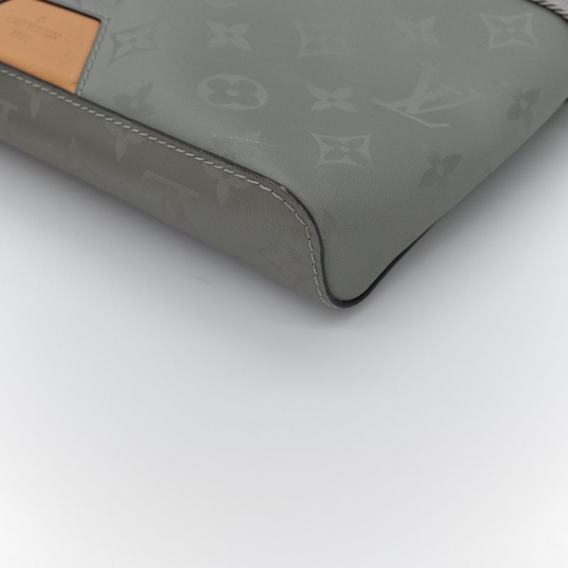 （2018 限量款♥️）Louis Vuitton 路易威登  Monogram Titanium Messenger 郵差包 PM 小型 銀灰色 帆布 斜背包 肩背包-8