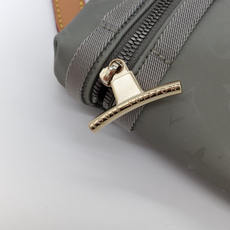 （2018 限量款♥️）Louis Vuitton 路易威登  Monogram Titanium Messenger 郵差包 PM 小型 銀灰色 帆布 斜背包 肩背包-9