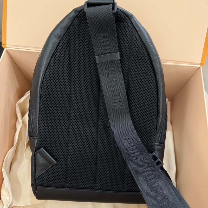 （極新美品）Louisvuitton Racer黑花壓紋單肩背包-1