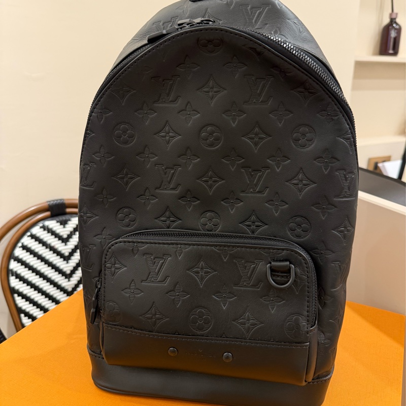 （極新美品）Louisvuitton Racer黑花壓紋單肩背包-2