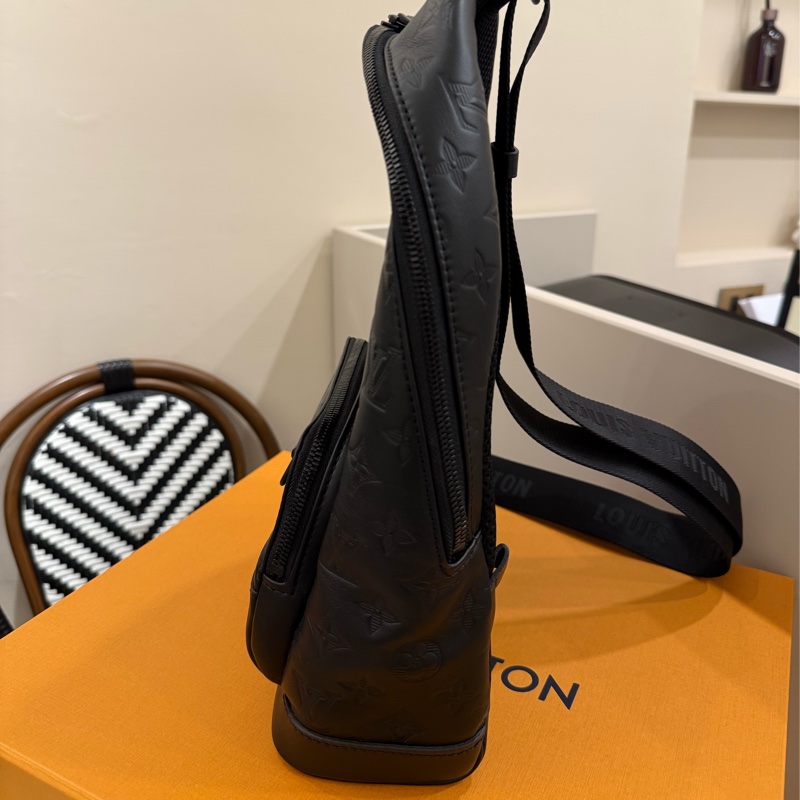 （極新美品）Louisvuitton Racer黑花壓紋單肩背包-4