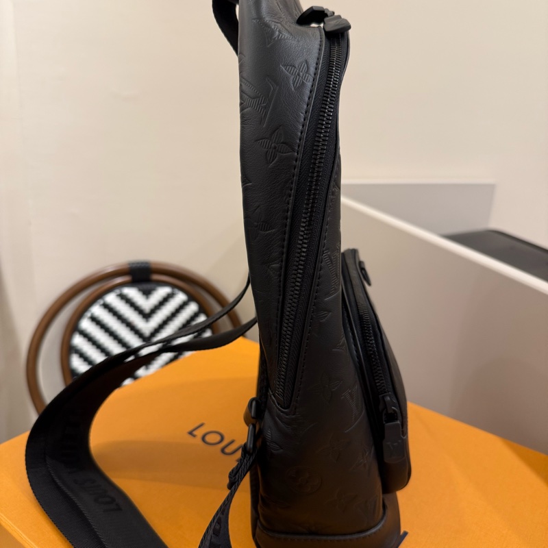 （極新美品）Louisvuitton Racer黑花壓紋單肩背包-5