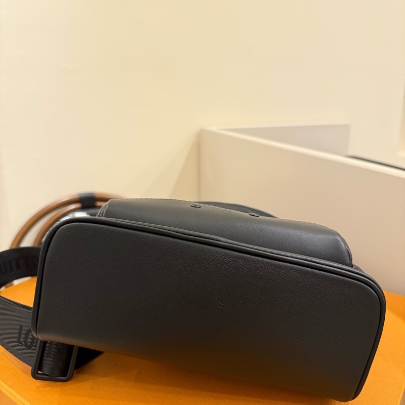 （極新美品）Louisvuitton Racer黑花壓紋單肩背包-6