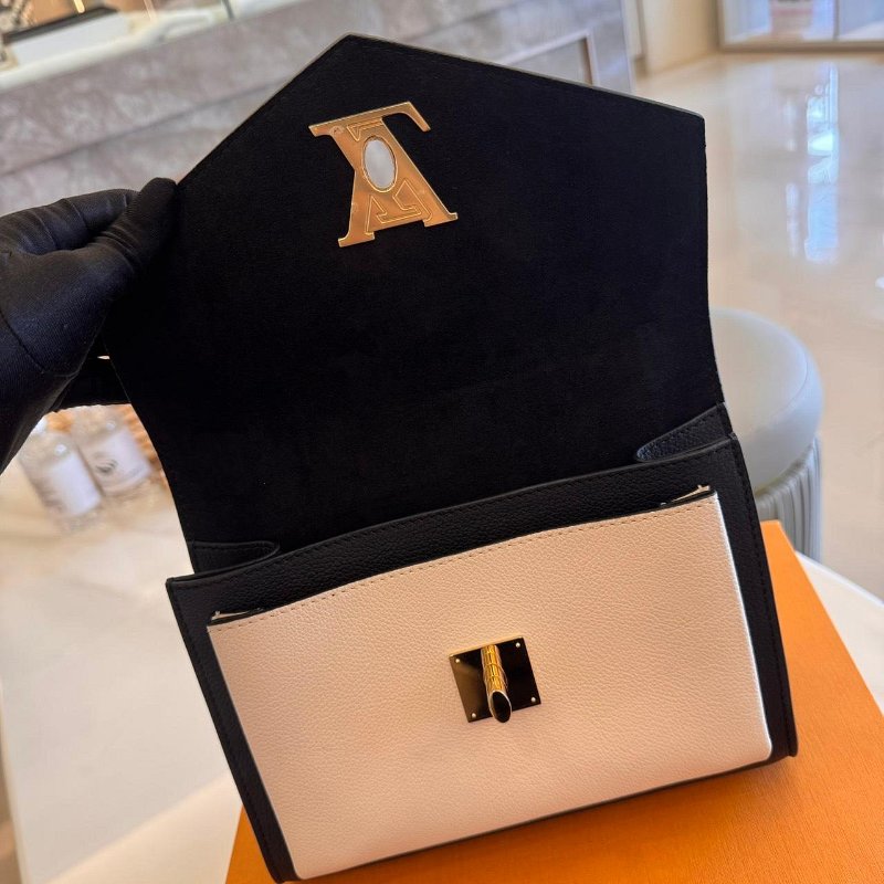 *SHIHNA名牌精品* LV M82121 MyLockMe 鏈帶包-3