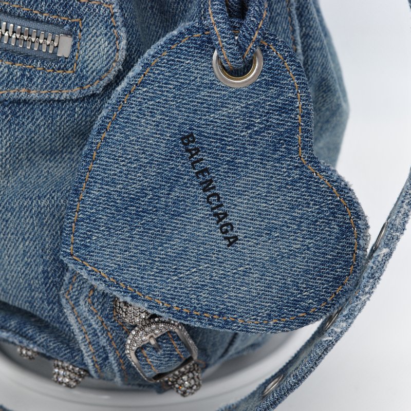 Balenciaga 巴黎世家 Le Cagole XS 藍色 水洗牛仔布 水晶鑲飾 肩背包 水桶包-3
