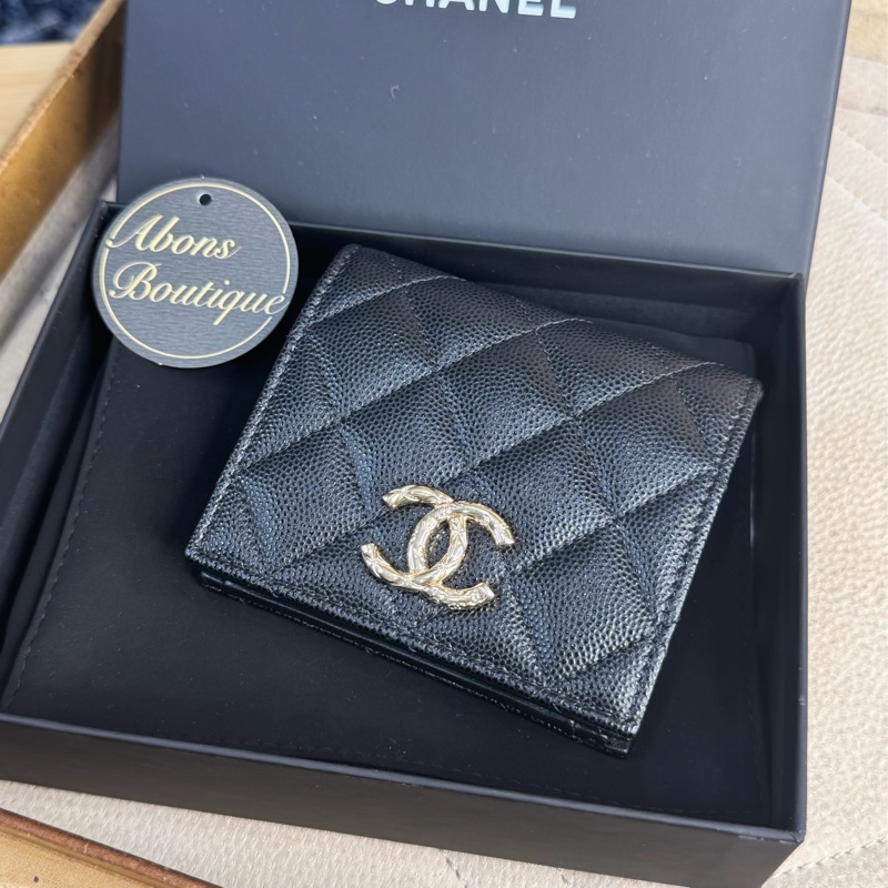 CHANEL 黑荔枝紋24S雕紋雙C LOGO對開短夾🩶🖤極新釋出-0