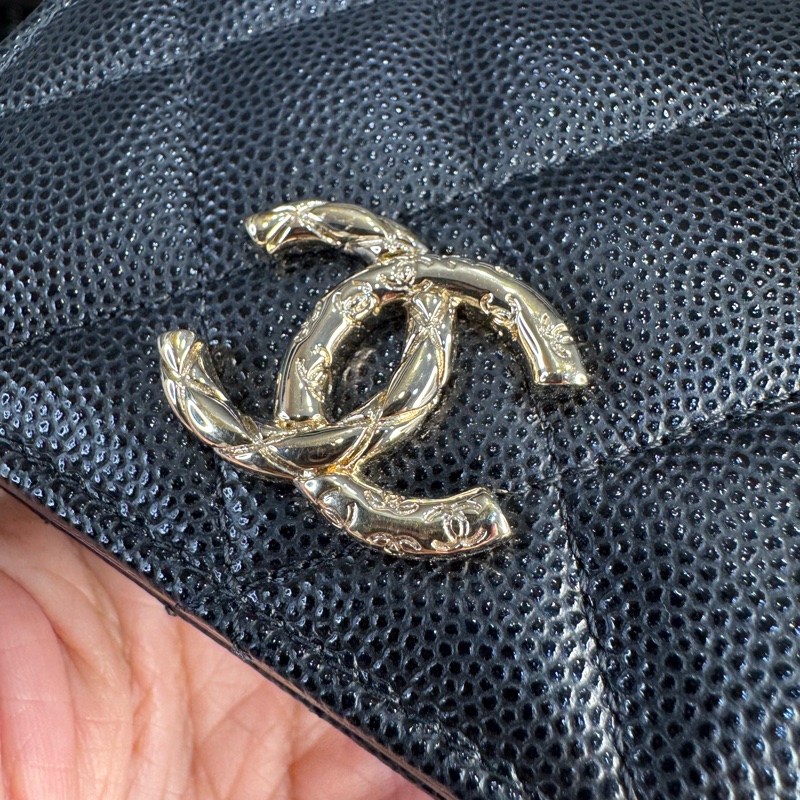 CHANEL 黑荔枝紋24S雕紋雙C LOGO對開短夾🩶🖤極新釋出-1