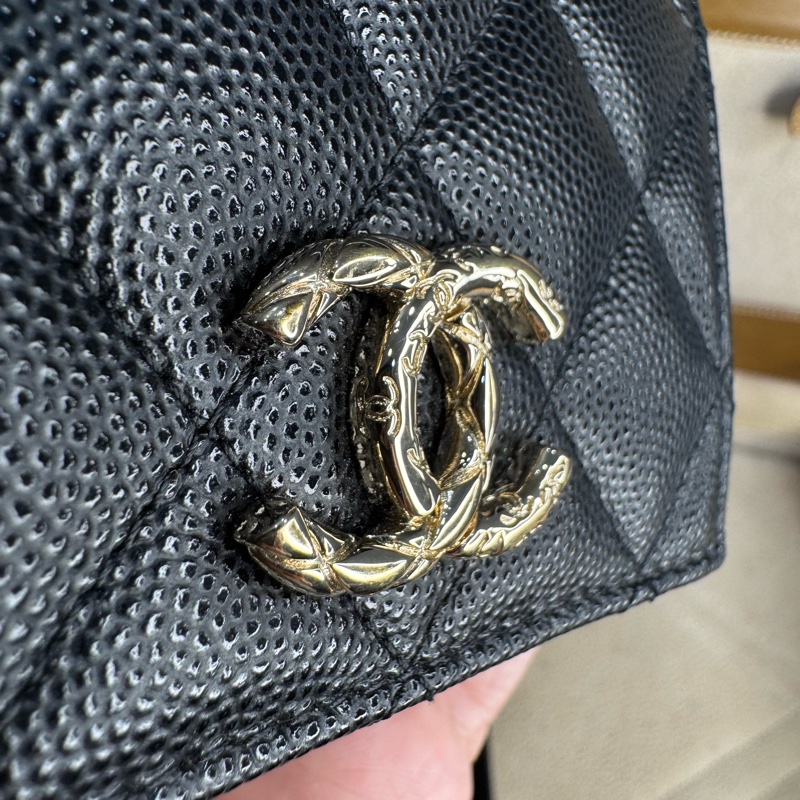 CHANEL 黑荔枝紋24S雕紋雙C LOGO對開短夾🩶🖤極新釋出-2